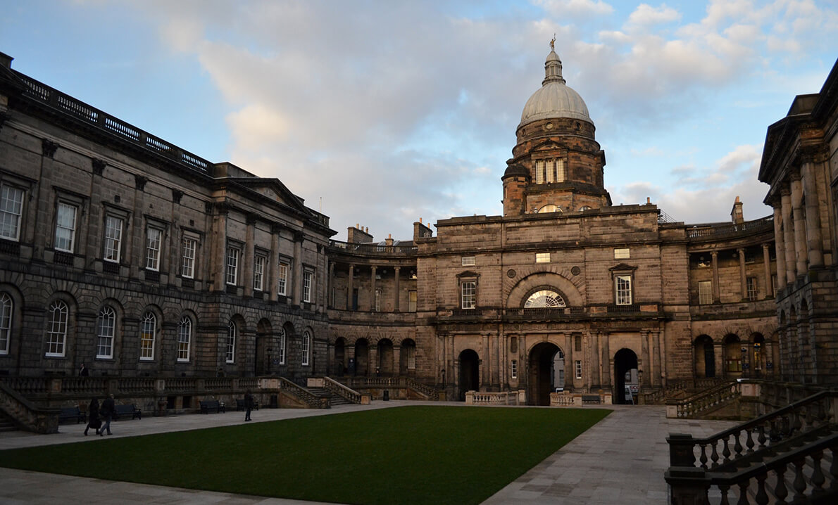 Edinburgh Üniversitesi Fosil Yakıt Varlıklarını Satıyor: “Hedef 2040’a Kadar Karbon Nötr Olmak”