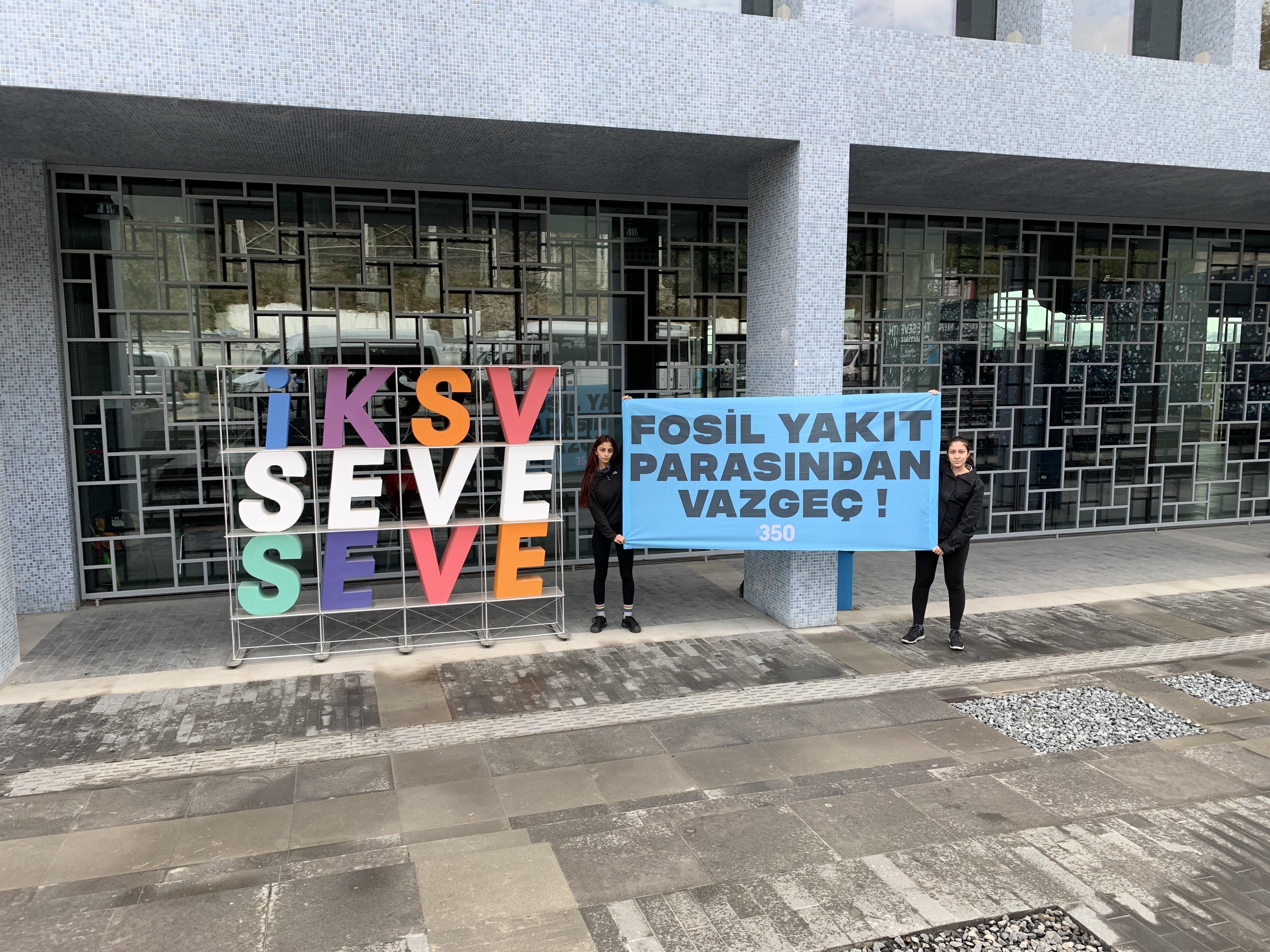 İklim Aktivistlerinden İstanbul Bienali’ne: “Fosil Yakıt Parasından Vazgeç”