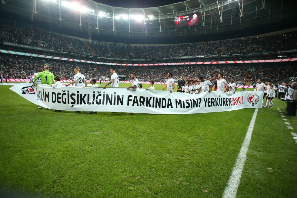 Beşiktaş Derbiye İklim Değişikliği Pankartı ile Çıktı