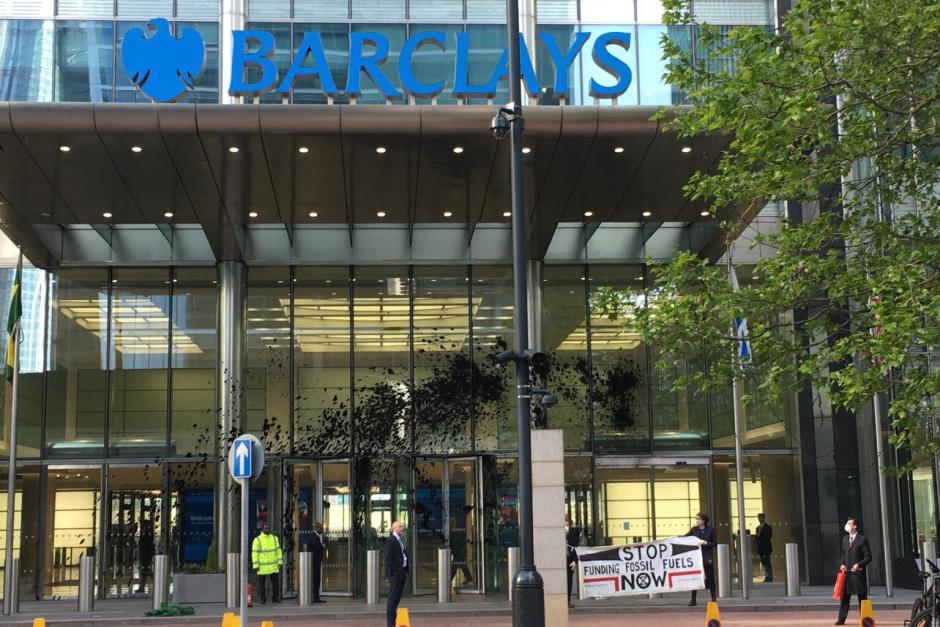 İklim Aktivistleri Barclays Binasına “Sahte Petrol” Püskürttü
