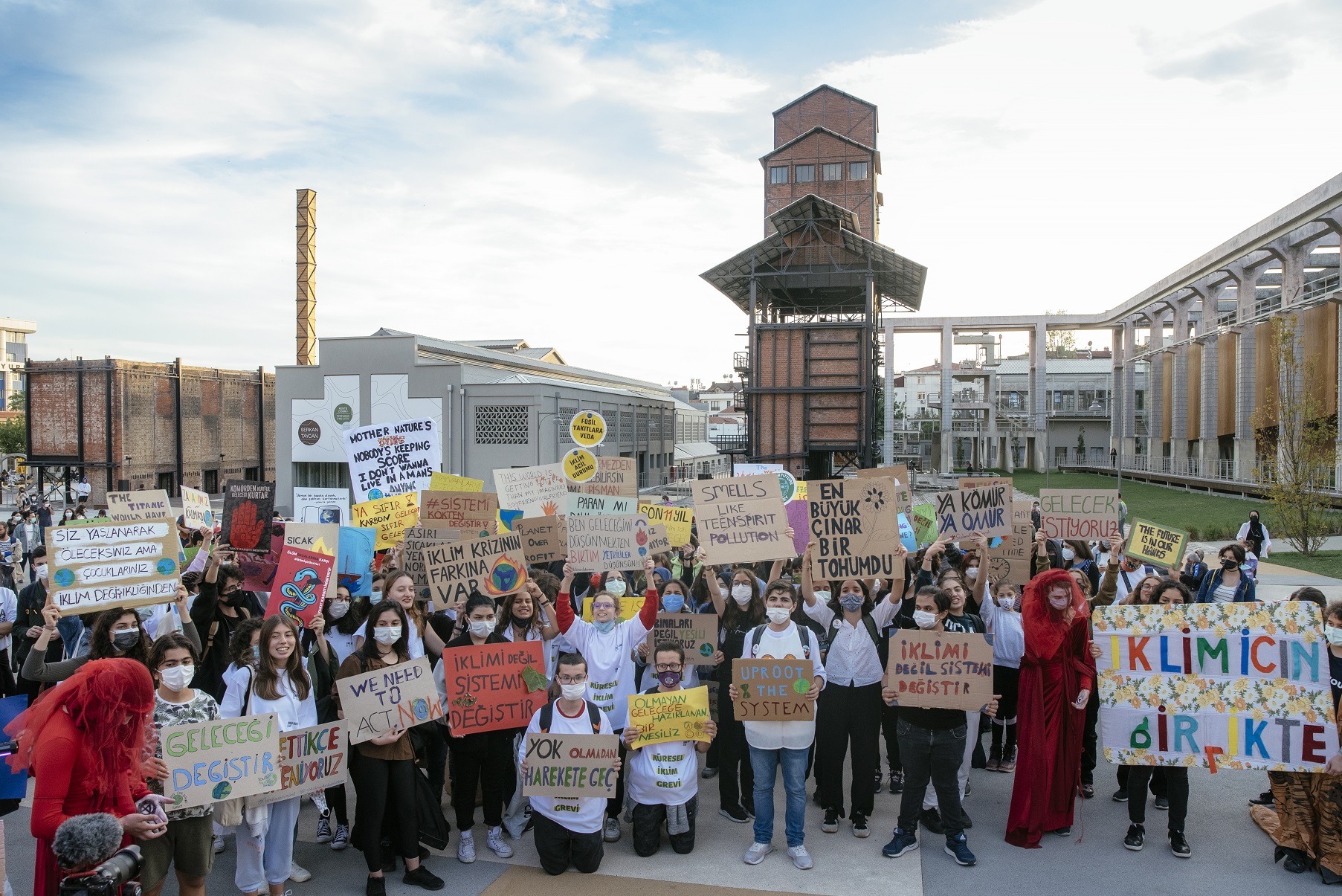 25 Mart Küresel İklim Grevinde Milyonlarca Genç “Kâr Değil İnsanlar” Demek için Sokaklara Çıkacak