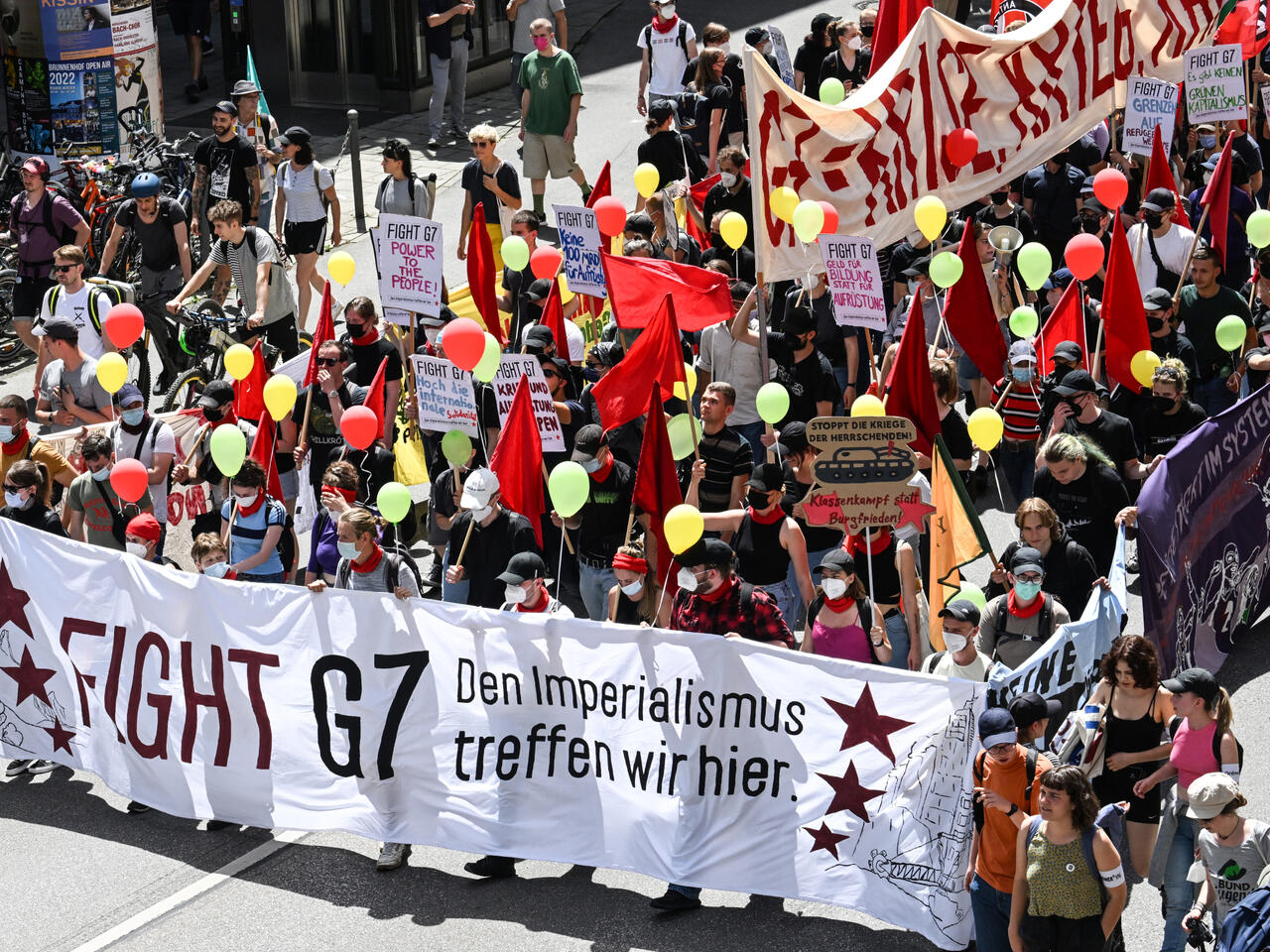 Binlerce Kişi G7 Zirvesi için Toplanan Liderleri Protesto Etti