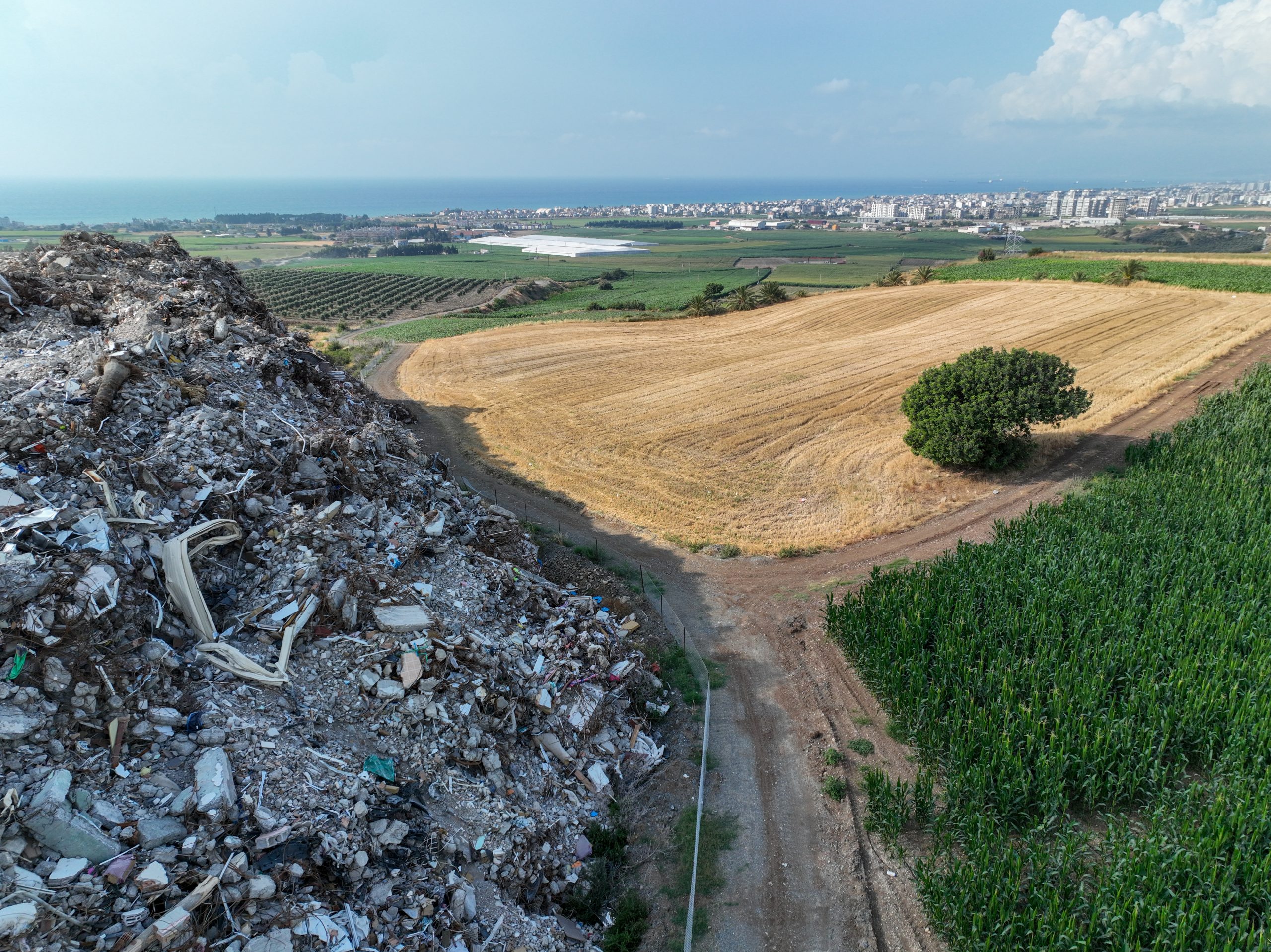 Hatay’da Enkaz Atıkları Zehir Saçmaya Devam Ediyor